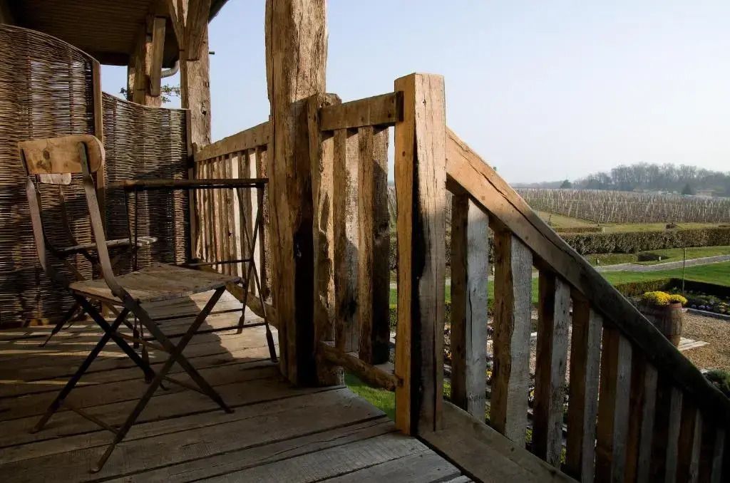Holzterrasse mit Blick auf die umliegenden Weinberge
