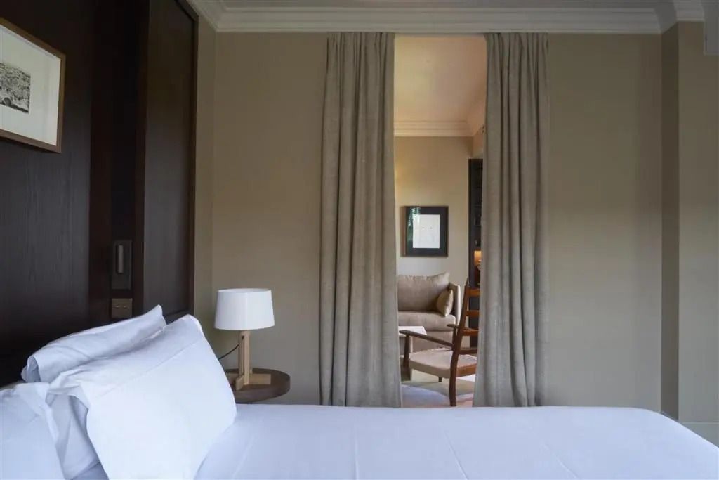 Komfort Suite mit Blick auf gemütlichen Wohnbereich durch Türöffnung