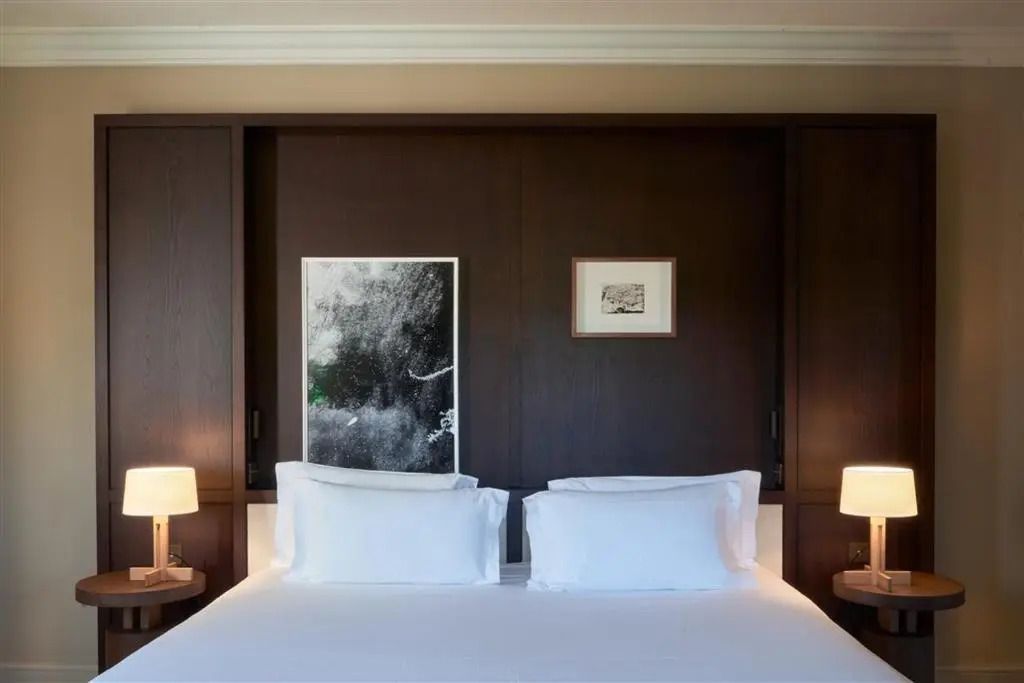 Doppelbett in Komfort Suite mit stilvollen Kunstwerken an der Wand