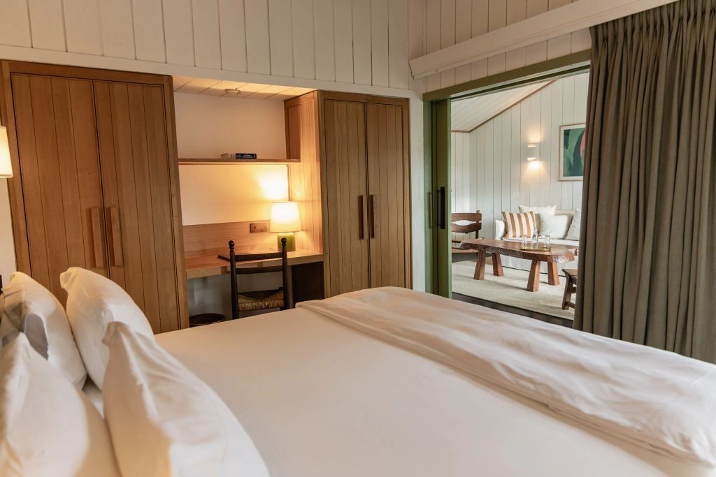 Helles Schlafzimmer mit Blick auf angrenzenden Wohnbereich