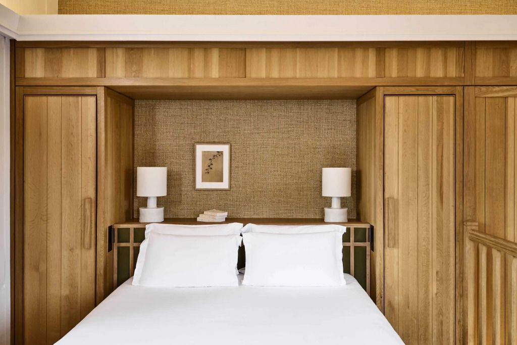 Komfortables Schlafzimmer mit Bett und beidseitigen Lampen