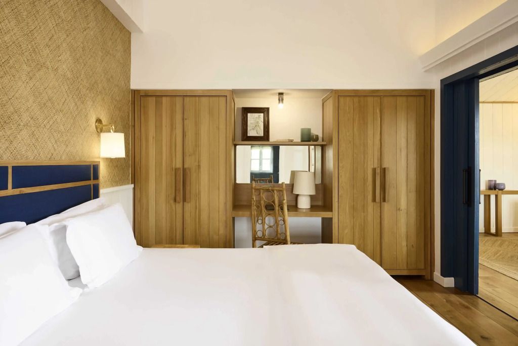 Schlafzimmer mit holzverkleideten Wandschränken