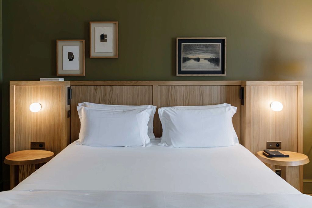 Modernes Schlafzimmer mit Kunstwerken über einem großen Bett im Prestige Zimmer