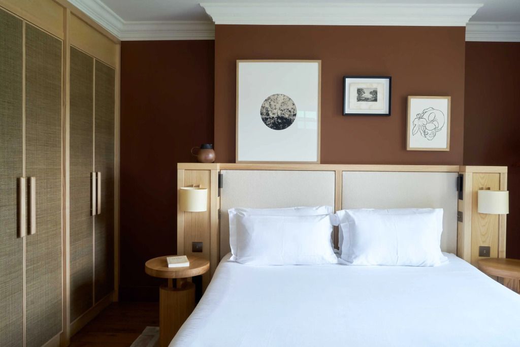 Helles Prestige Zimmer mit stilvollen Wandbildern und einem gemütlichen Bett