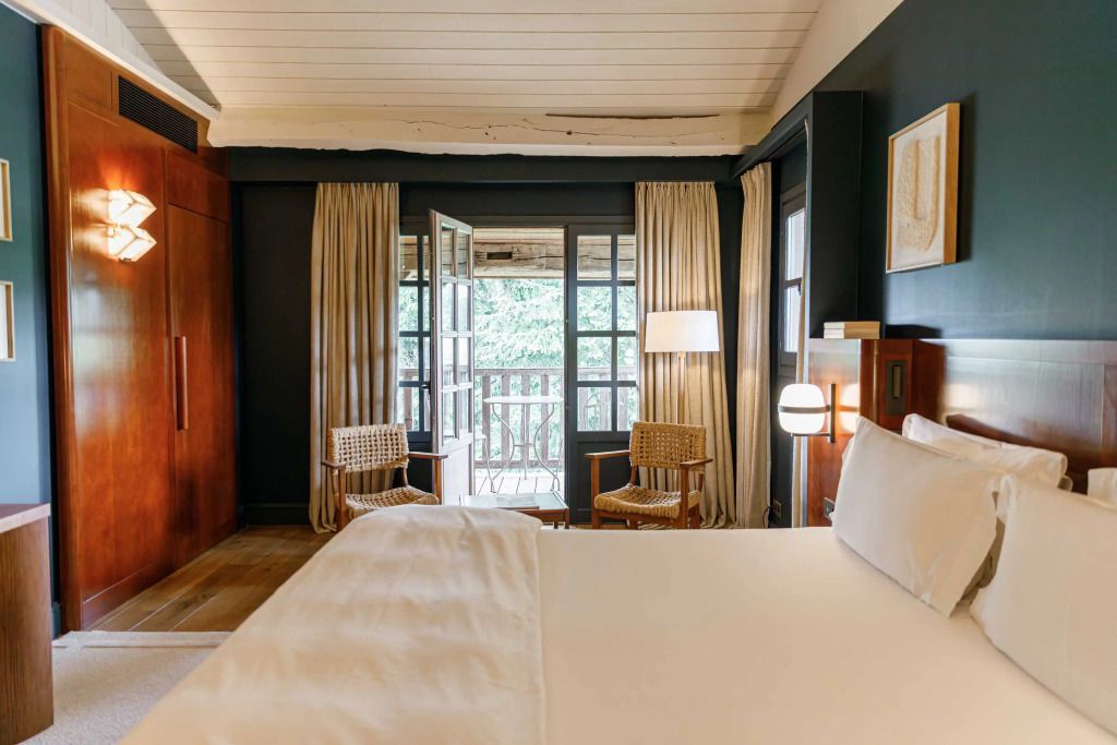 Gemütliches Schlafzimmer mit Balkontüren und natürlichem Licht im Prestige Zimmer