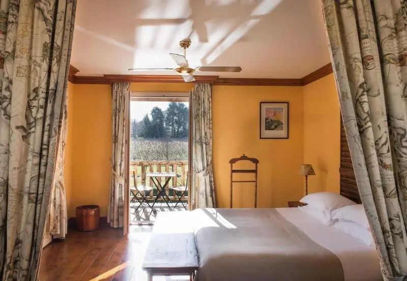Helles Zimmer mit Doppelbett und Balkon mit Parkblick