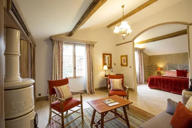 Elegantes Wohnzimmer mit Sitzgruppe und Holzbalken