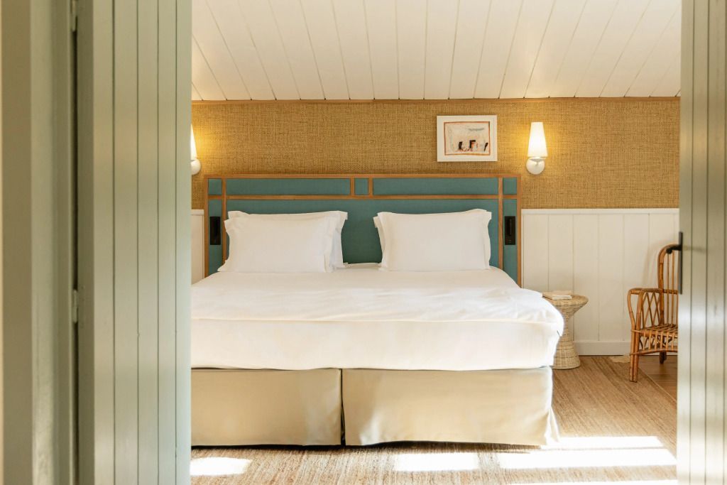 Gemütliches Schlafzimmer mit Doppelbett und natürlichen Materialien
