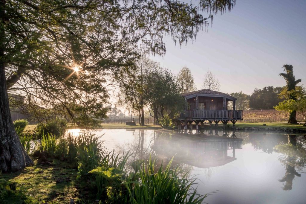 Idyllisches Gartenhaus am See umgeben von Natur