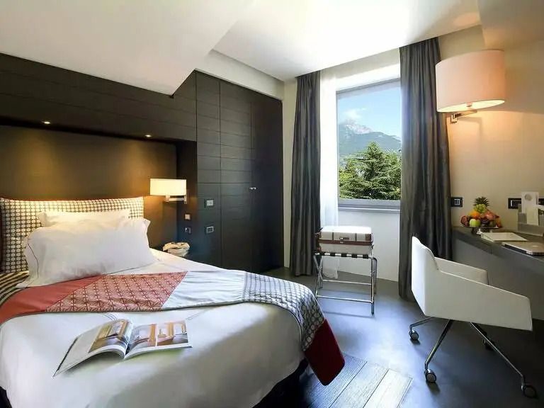 Einzelzimmer mit großem Fenster und Bergblick im Lido Palace Hotel