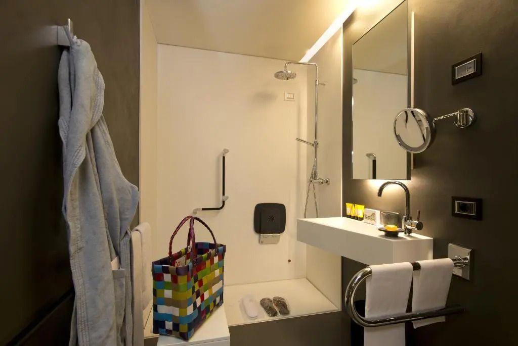 Modernes Badezimmer mit Regendusche im Lido Palace Hotel