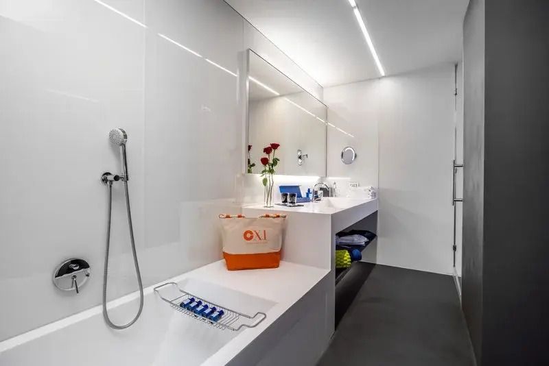 Helles Badezimmer mit Dusche, stilvollem Waschtisch und modernem Design.