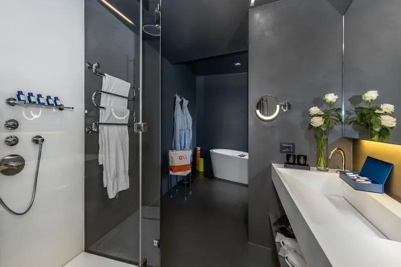 Badezimmer mit Badewanne, Dusche und eleganter Dekoration