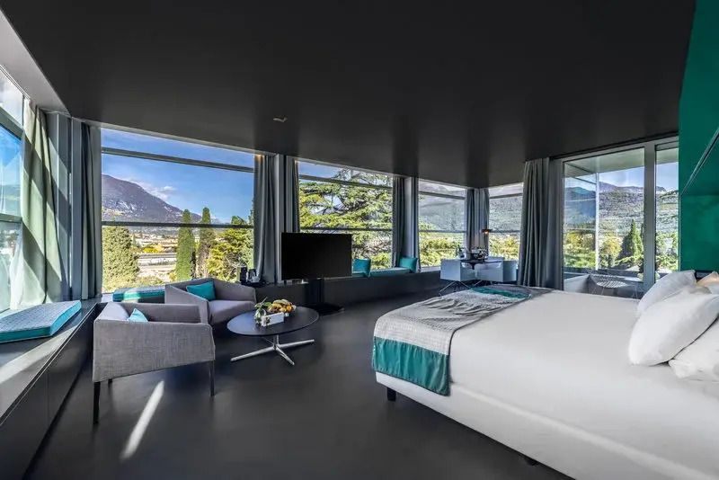 Geräumiges Zimmer mit Sitzecke und Panoramafenstern in der Sky Mountain Suite