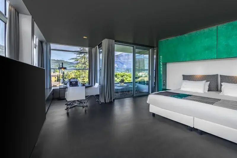 Sky Mountain Suite mit modernem Interieur und großem Fensterblick