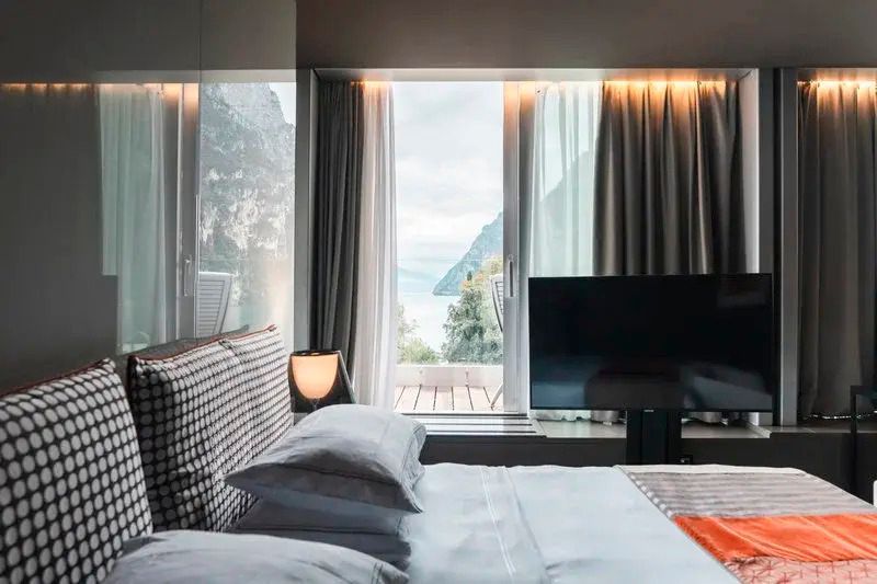 Gemütliche Suite mit Fensterblick auf See und grüne Landschaft
