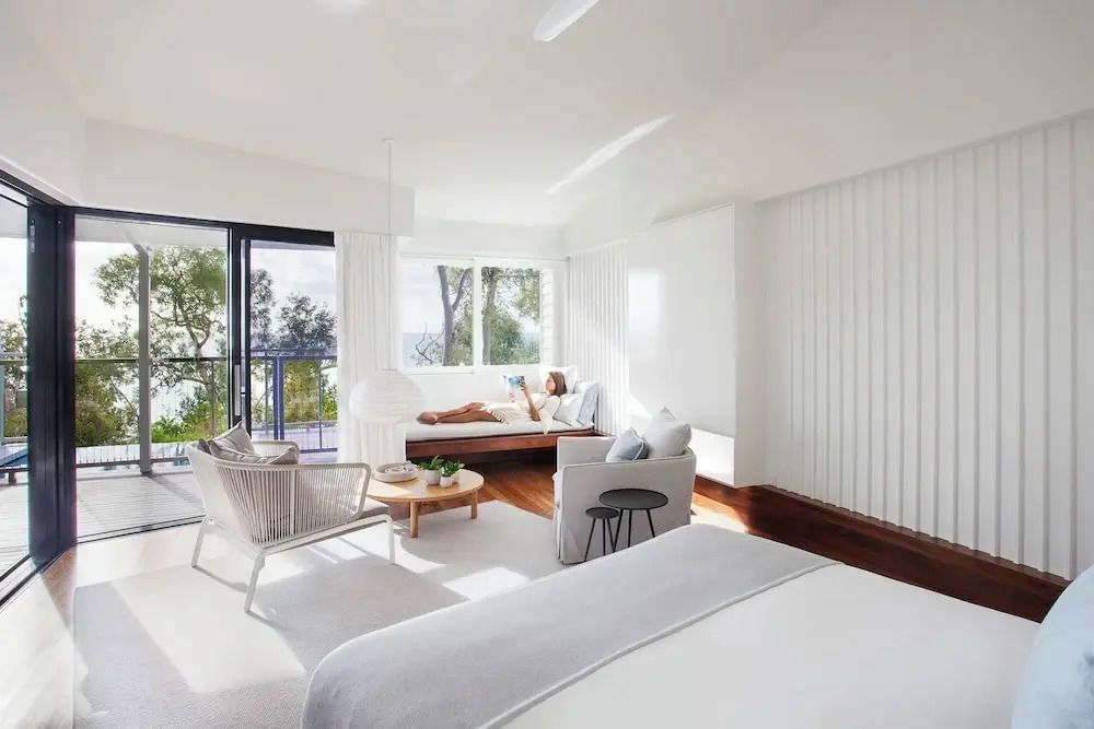 Helles, modernes Zimmer mit Balkon und Meerblick im Lizard Island Resort.