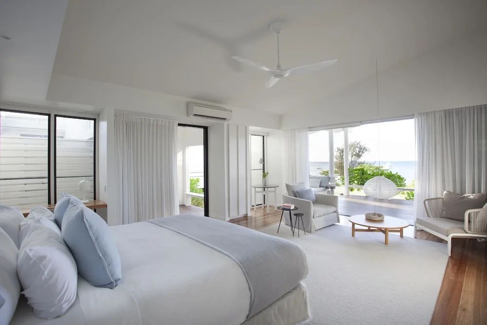 Geräumiges Zimmer mit Doppelbett und Meerblick im Lizard Island Resort.