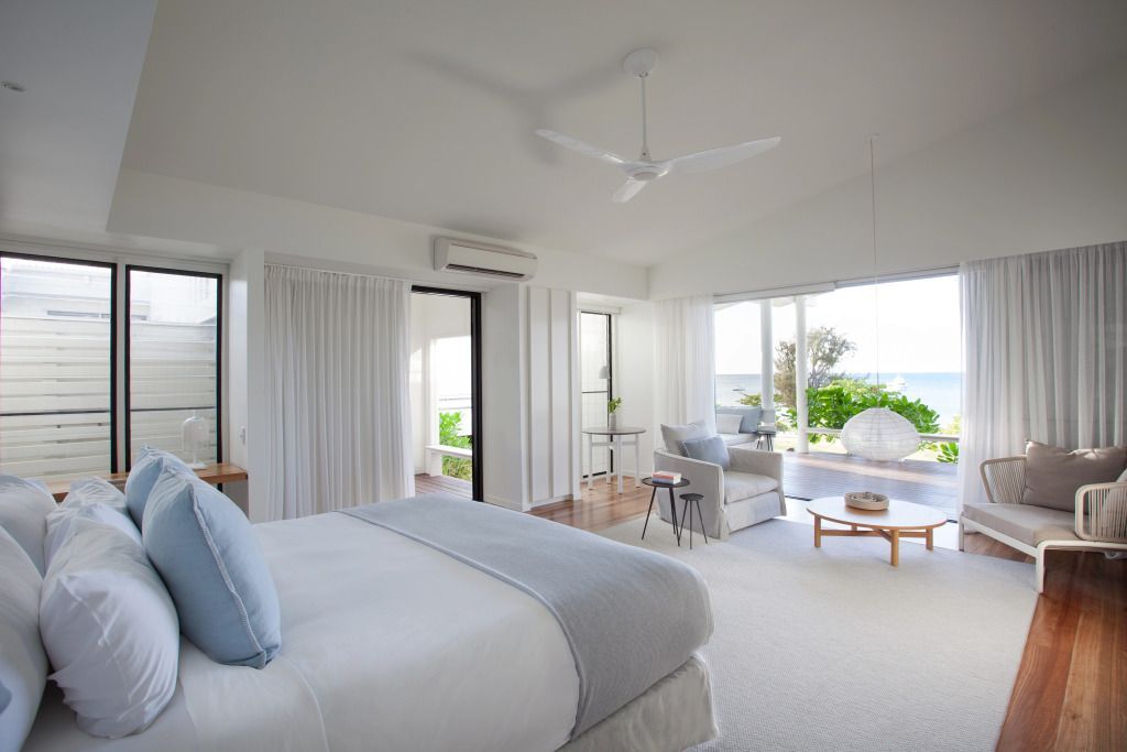 Helle Suite mit weißen Akzenten und Meerblick, Doppelbett und gemütlicher Sitzecke