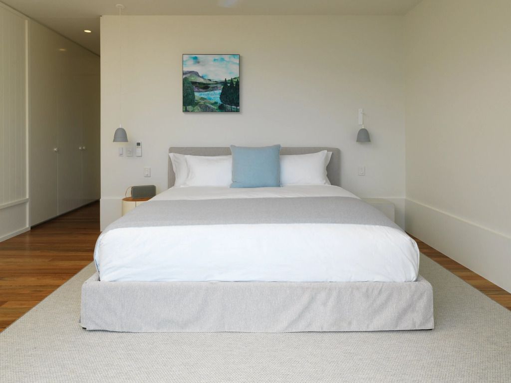 Luxuriöses Schlafzimmer mit Doppelbett und minimalistischer Dekoration