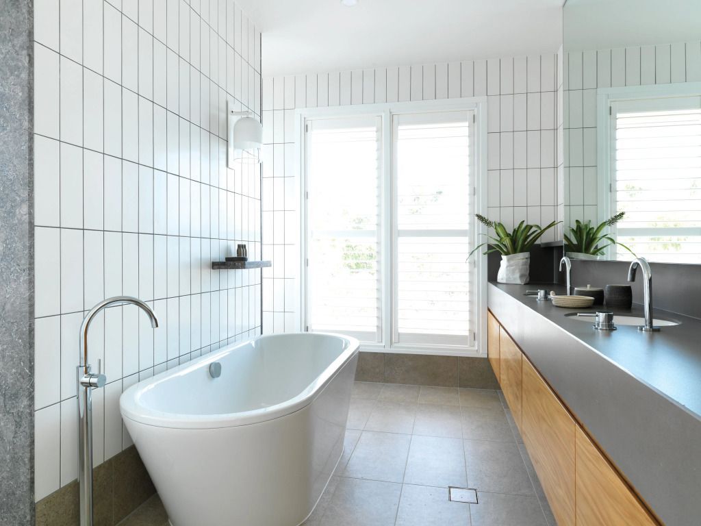 Modernes Badezimmer mit freistehender Badewanne und stilvollem Waschbecken