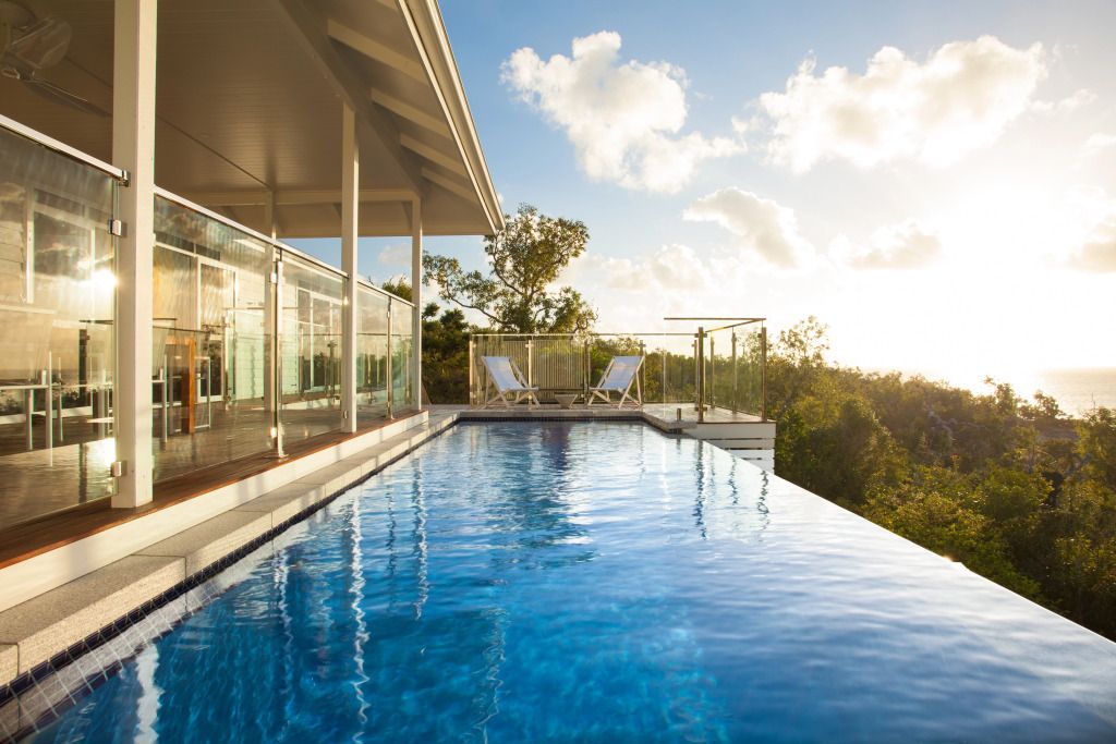 Infinity-Pool mit atemberaubendem Ausblick bei Sonnenuntergang