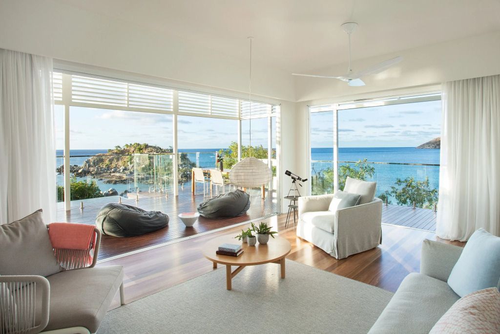 Helles Wohnzimmer mit Meerblick und Balkon in modernem Design