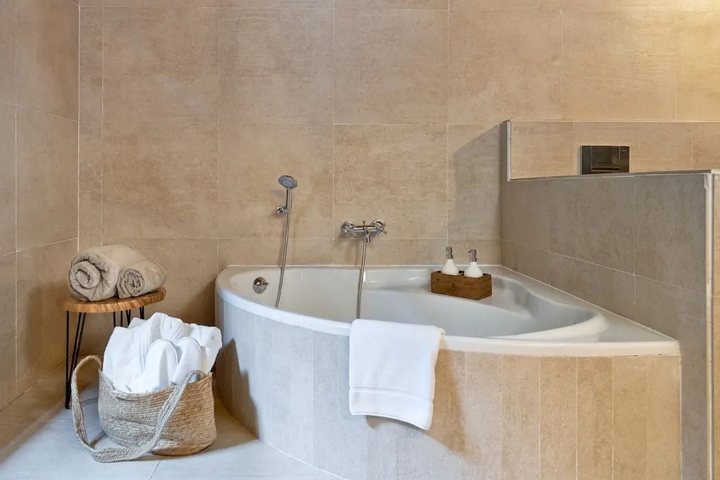 Luxuriöses Badezimmer mit großzügiger Badewanne und eleganten Details.