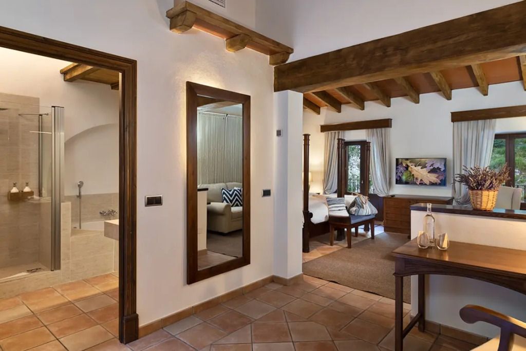 Geräumige Junior-Suite mit Sitzecke und Holzdetails mit natürlichem Licht