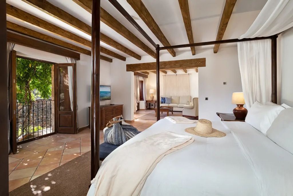 Junior-Suite mit Blick auf Schlafzimmer und Balkon mit modernen Möbeln