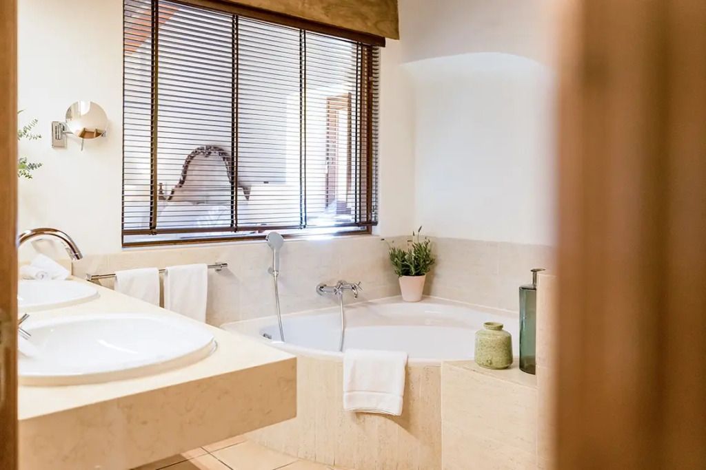 Luxuriöses Badezimmer mit großer Badewanne und natürlichem Licht
