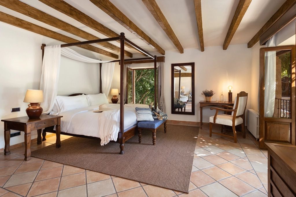 Schlafzimmer mit Himmelbett und eleganter Einrichtung mit durchdachtem Raumdesign