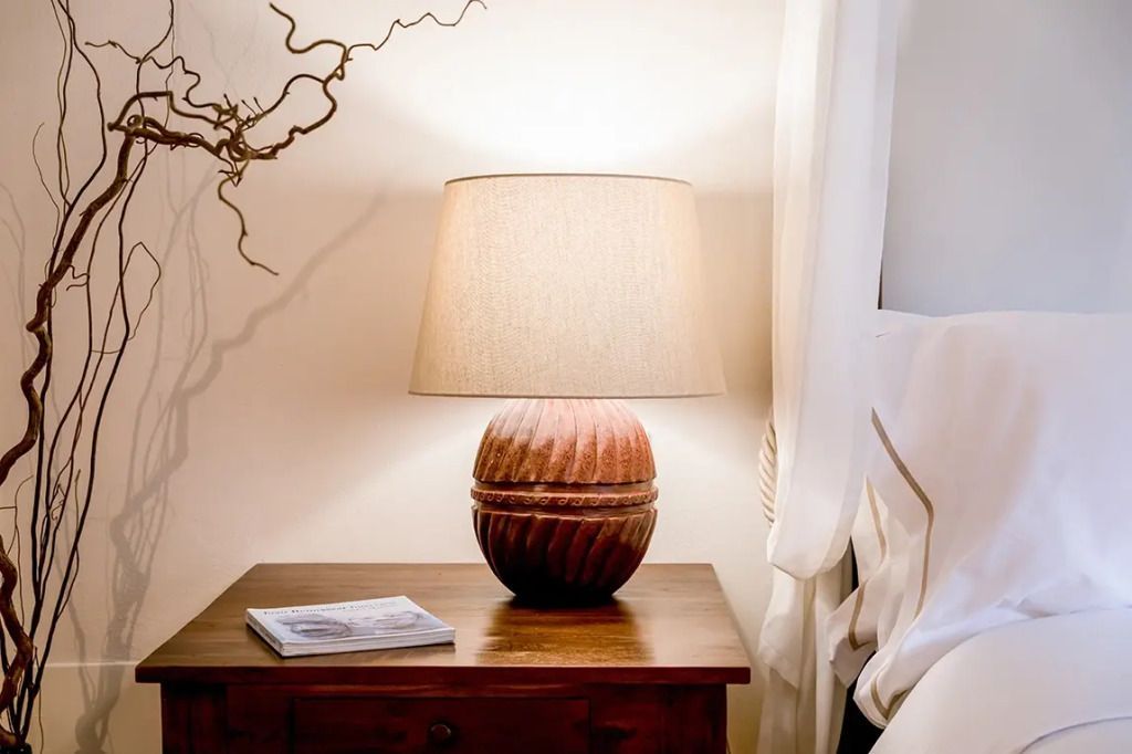 Stilvolle Nachttischlampe neben einem gemütlichen Bett