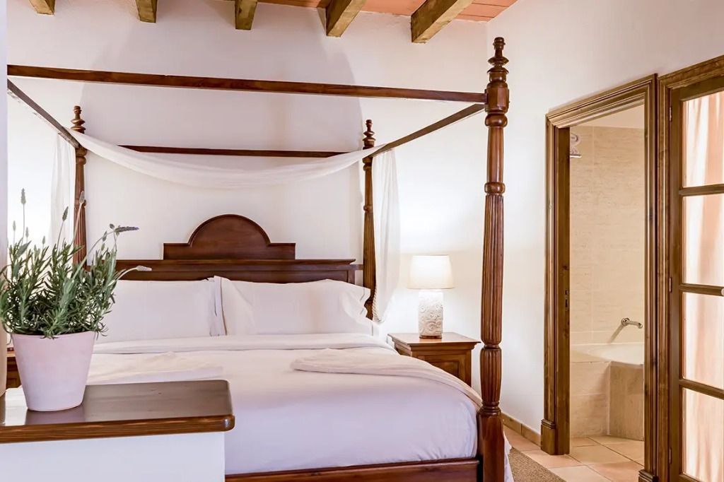 Innenansicht eines Zimmers mit klassischem Himmelbett