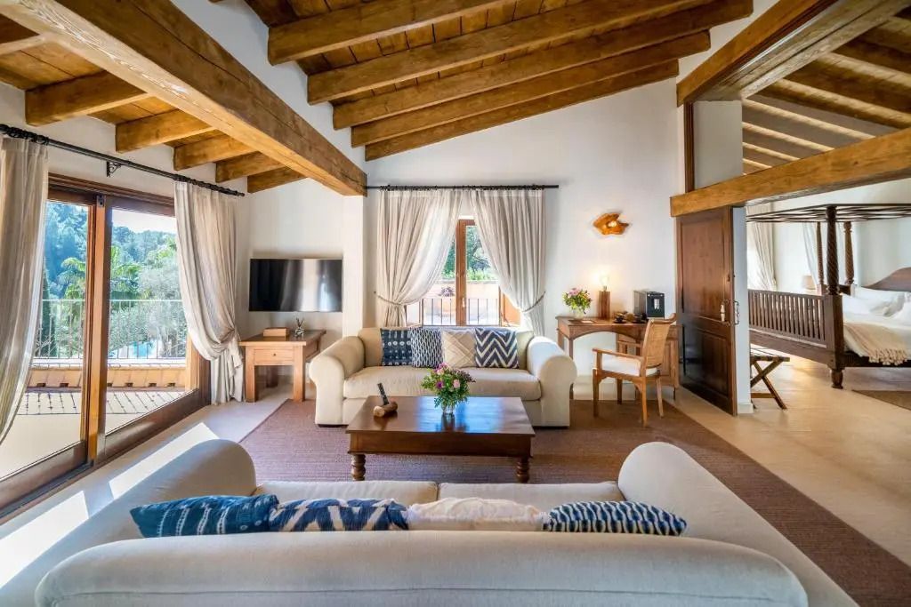 Geräumiges Wohnzimmer mit Holzbalkendecke und eleganter Einrichtung