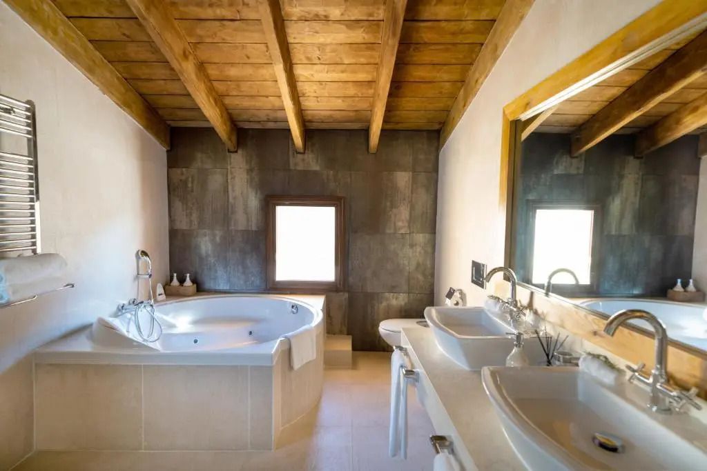 Modernes Badezimmer mit Whirlpool und Doppelwaschbecken