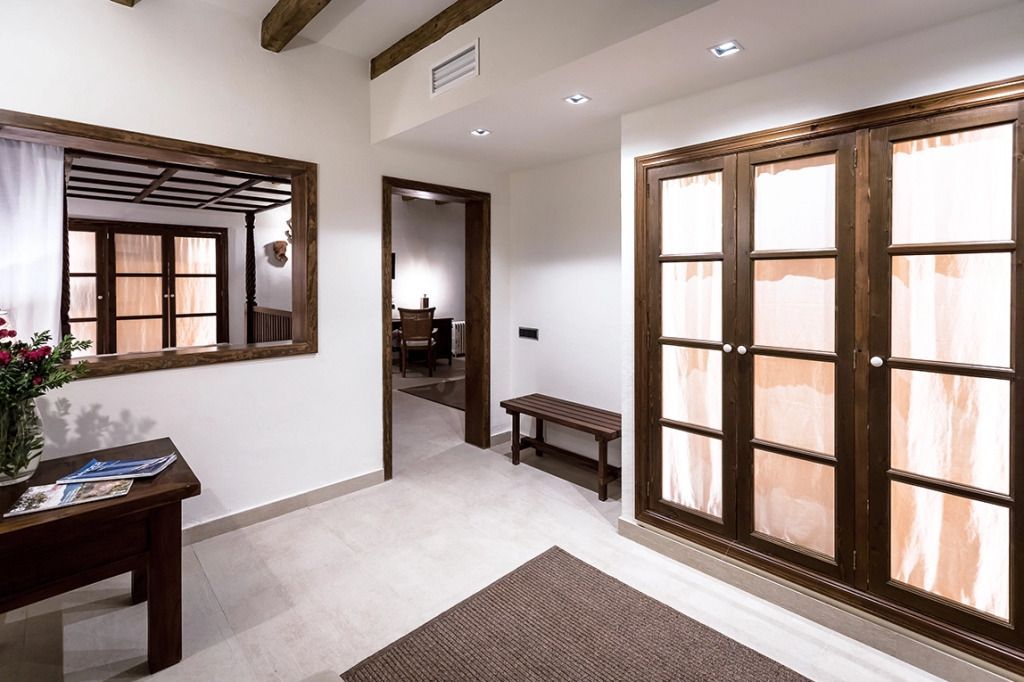 Eingangsbereich der Suite mit Holzmöbeln und heller Beleuchtung