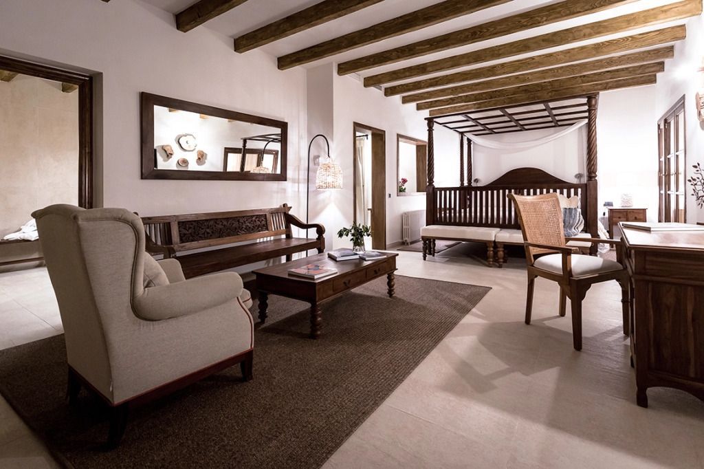 Wohnbereich der Suite mit eleganten Möbeln und gemütlichem Ambiente