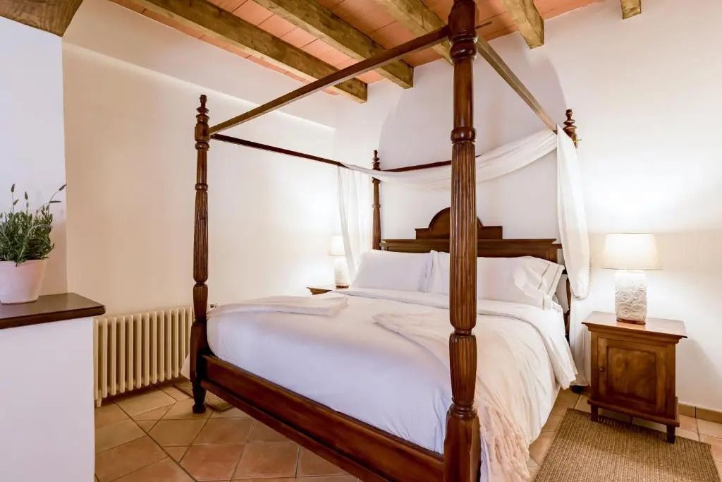 Seitlicher Blick auf das plüschige Himmelbett im Superior Doppel Zimmer.
