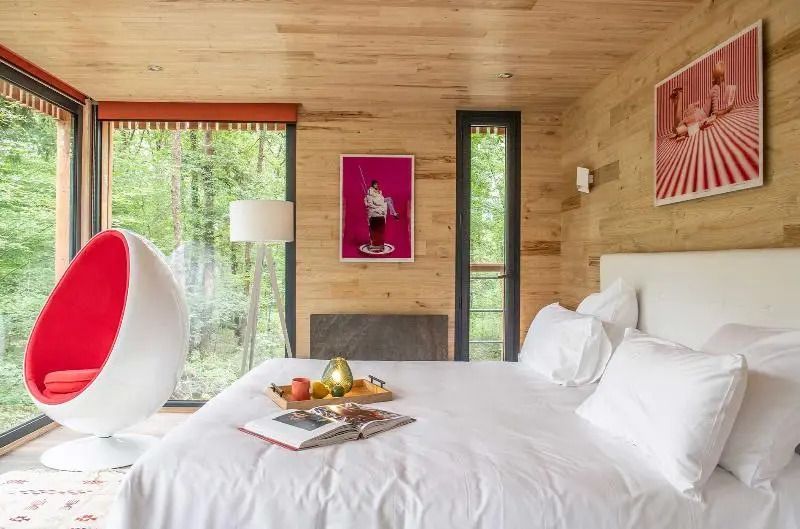 Gemütliches Zimmer mit Holzwänden und großen Fenstern im Loire Valley Lodges Hotel