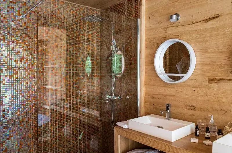Modernes Badezimmer mit Duschkabine und Holzdekor im Loire Valley Lodges Hotel