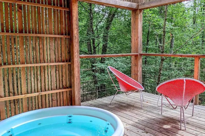 Holzbalkon mit Whirlpool und Waldsicht im Loire Valley Lodges Hotel