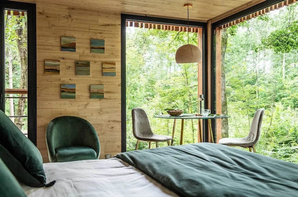 Innenansicht eines Zimmers mit Panoramablick in die Natur und elegantem Dekor