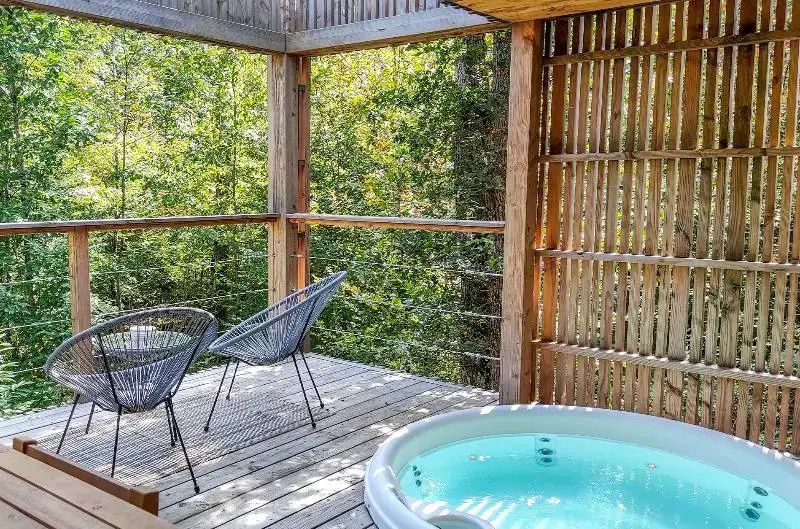 Private Terrasse mit Whirlpool und Waldkulisse