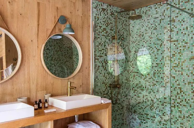 Luxuriöses Badezimmer mit Regendusche und modernem Design