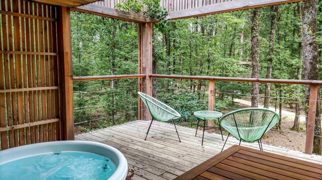 Terrasse mit Jacuzzi und Blick auf den Wald, elegante Sitzgelegenheit im Freien