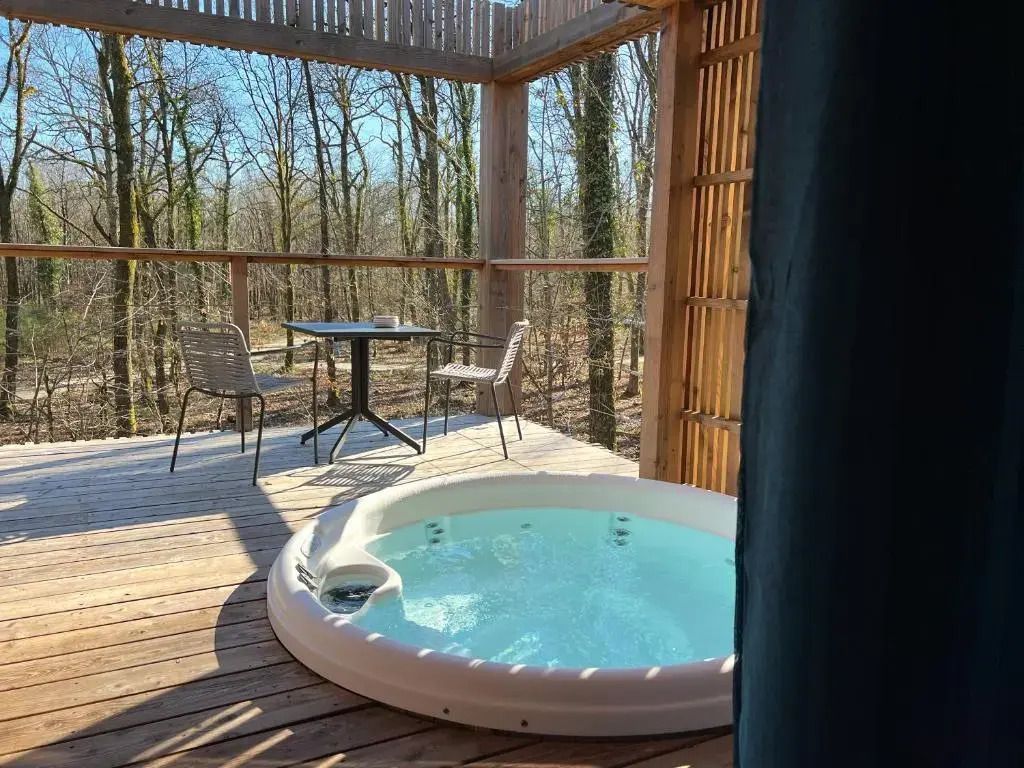 Privater Whirlpool auf Terrasse mit Waldblick