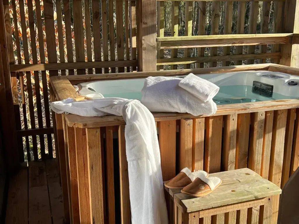 Whirlpool mit Handtüchern und Holzelementen in natürlicher Umgebung