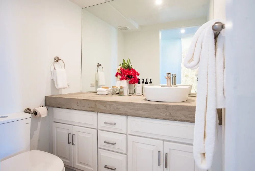 Modernes Badezimmer im Standardzimmer mit Waschtisch und Dekoration im Long Bay Beach Resort