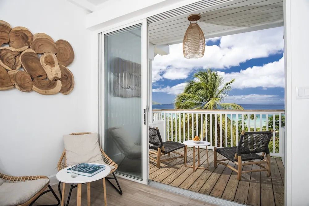 Private Terrasse mit Meerblick und gemütlichen Sitzmöbeln im Long Bay Beach Resort